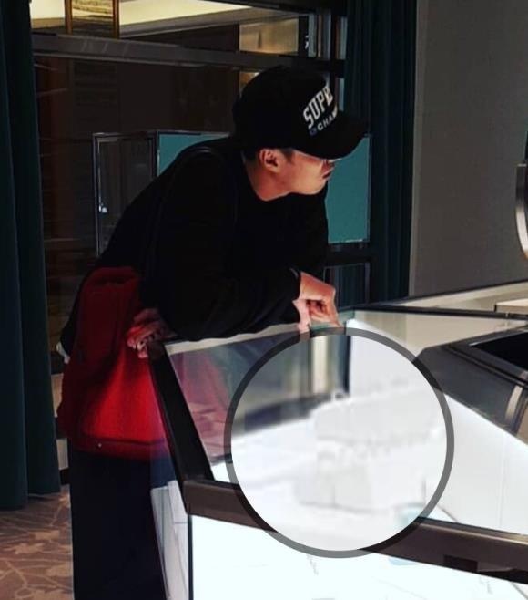 So ji sub mua nhẫn cầu hôn bạn gái kém 17 tuổi ảnh 1 So ji sub mua nhan cau hon ban gai kem 17 tuoi anh 1