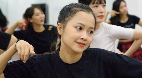 Nhom nhac dong nhat Viet Nam tap luyen toi dem khuya truoc ngay ra mat hinh anh