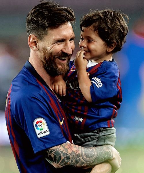 Con trai Messi hào hứng khi nghe nhạc Justin Biebe ảnh 1 Con trai Messi hao hung khi nghe nhac Justin Biebe anh 1