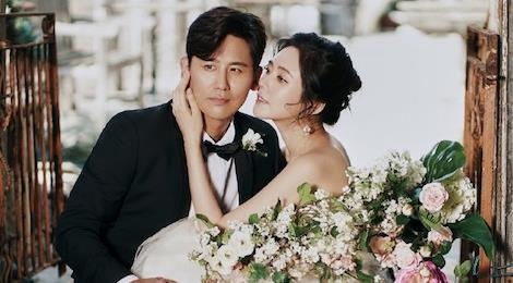 'Bom sex Han Quoc' khoe anh cuoi ben chong tre hinh anh