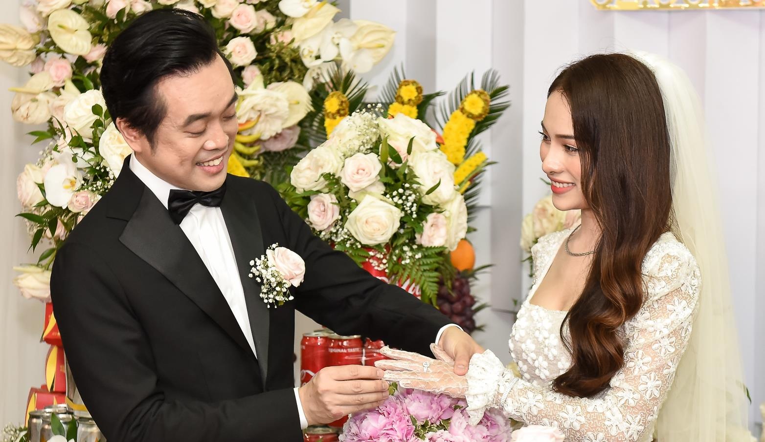 Duong Khac Linh trao nhan kim cuong cho Sara Luu trong le ruoc dau hinh anh