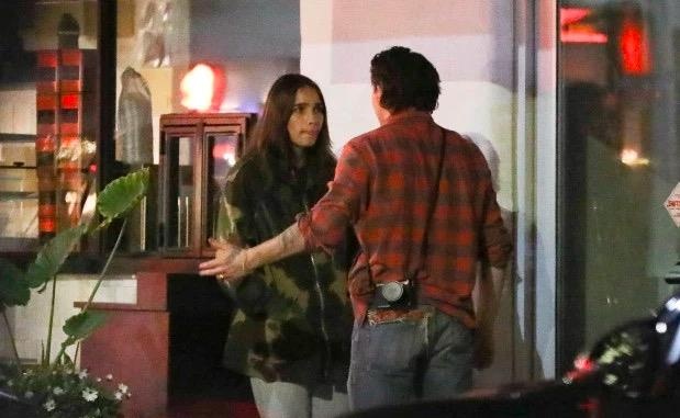 brooklyn beckham bế bạn gái ảnh 2 brooklyn beckham be ban gai anh 2