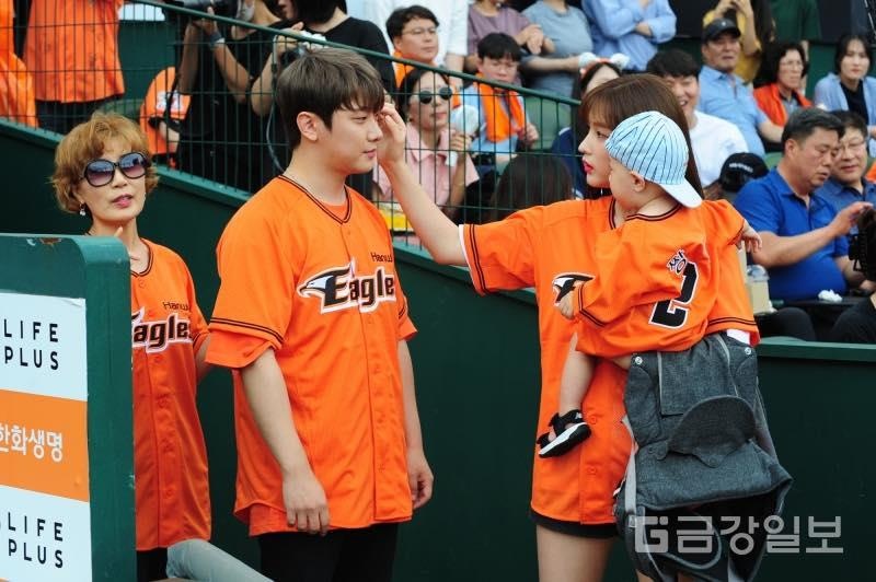 cap vo chong tre nhat showbiz anh 1