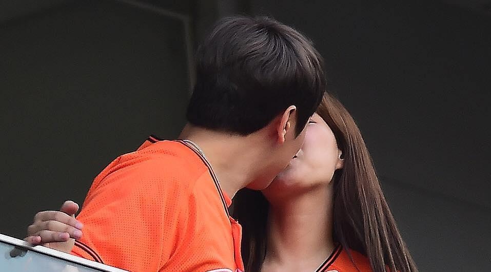 Cap vo chong tre nhat Kpop hon nhau giua chon dong nguoi hinh anh