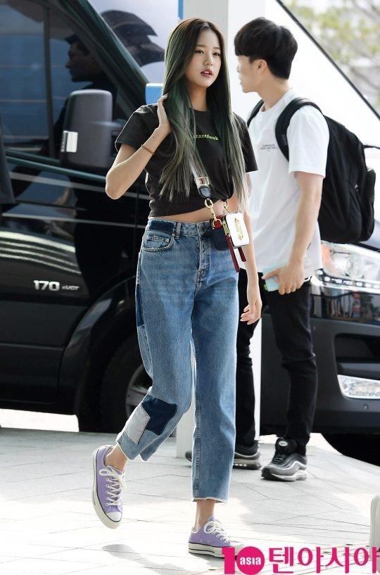 my nu kpop dien thoi trang sen sam o san bay anh 6