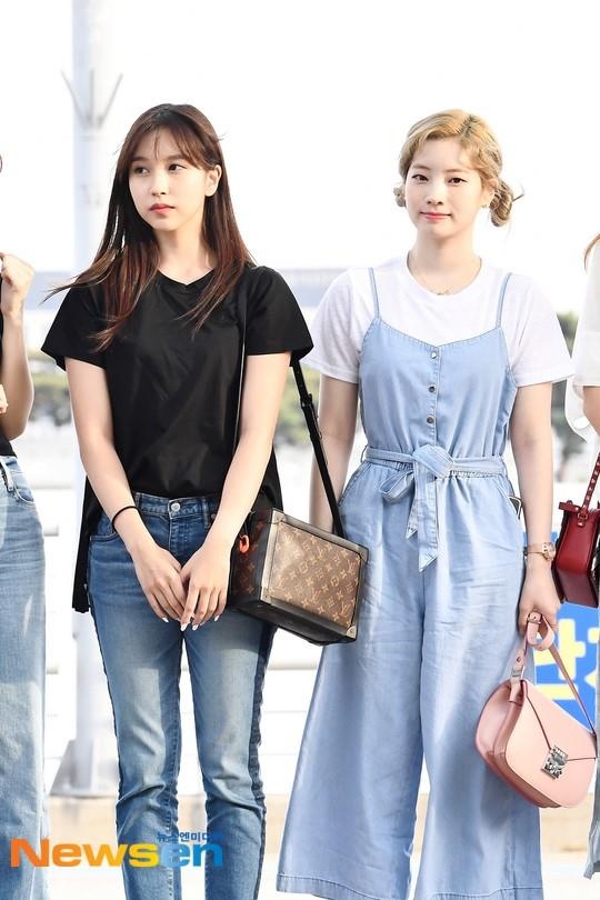 my nu kpop dien thoi trang sen sam o san bay anh 2