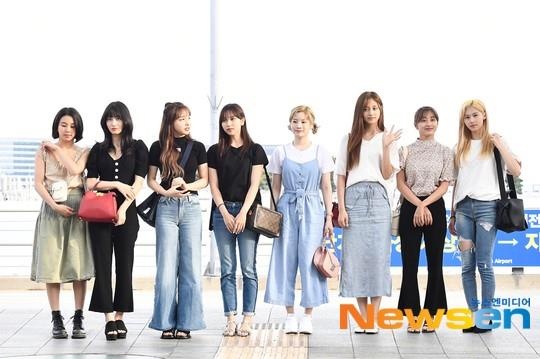 my nu kpop dien thoi trang sen sam o san bay anh 1