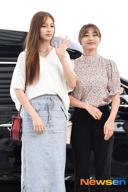 my nu kpop dien thoi trang sen sam o san bay anh 3