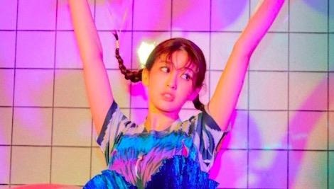 Jeon Somi bi chi trich vi man trinh dien yeu kem hinh anh