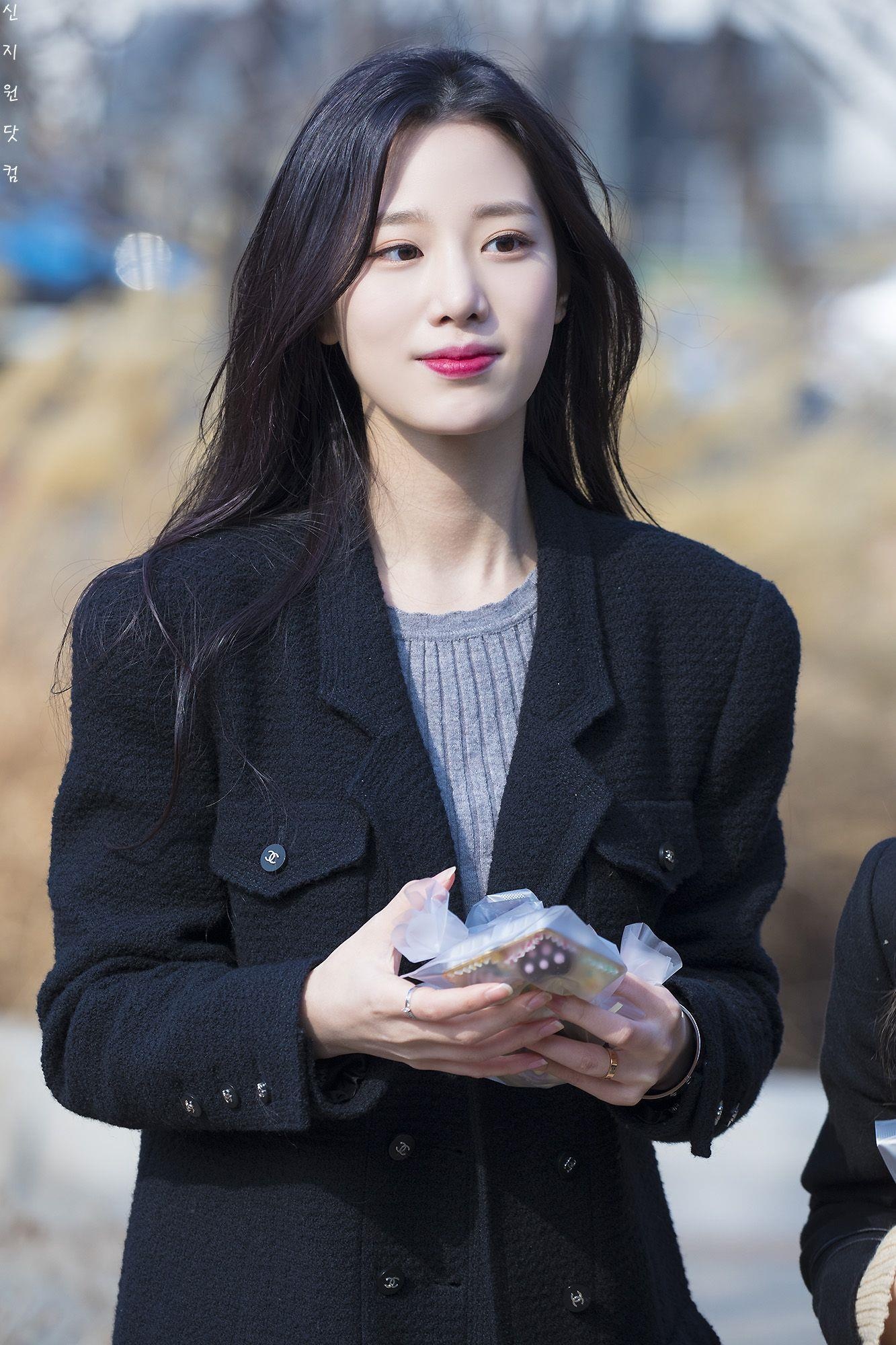 nu than tuong bi chi trich vi mac ho anh 6