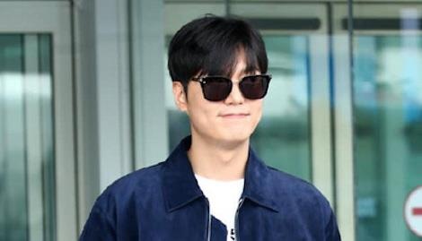 Lee Min Ho xuat hien dien trai tai san bay sau khi bi che vi tang can hinh anh