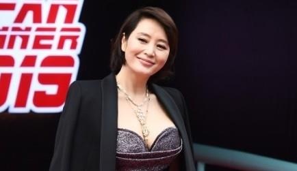 Hoa hau Honey Lee, 'chi dai' Kim Hye Soo mac tre nai tren tham do hinh anh
