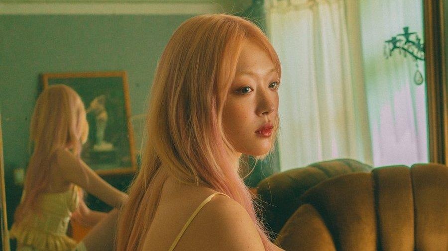 Sulli nhuom toc hong, sexy trong MV moi hinh anh