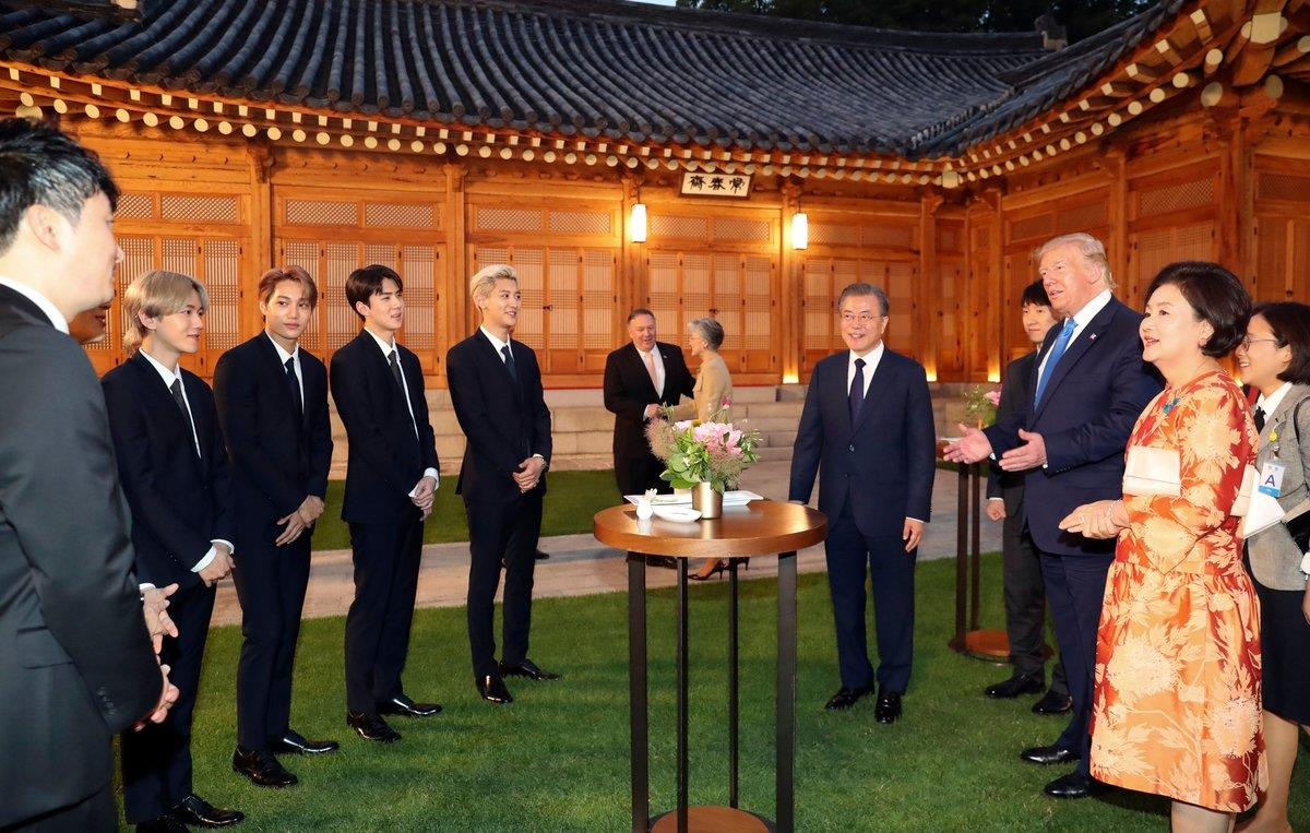 exo gap tong thong donald trump anh 1