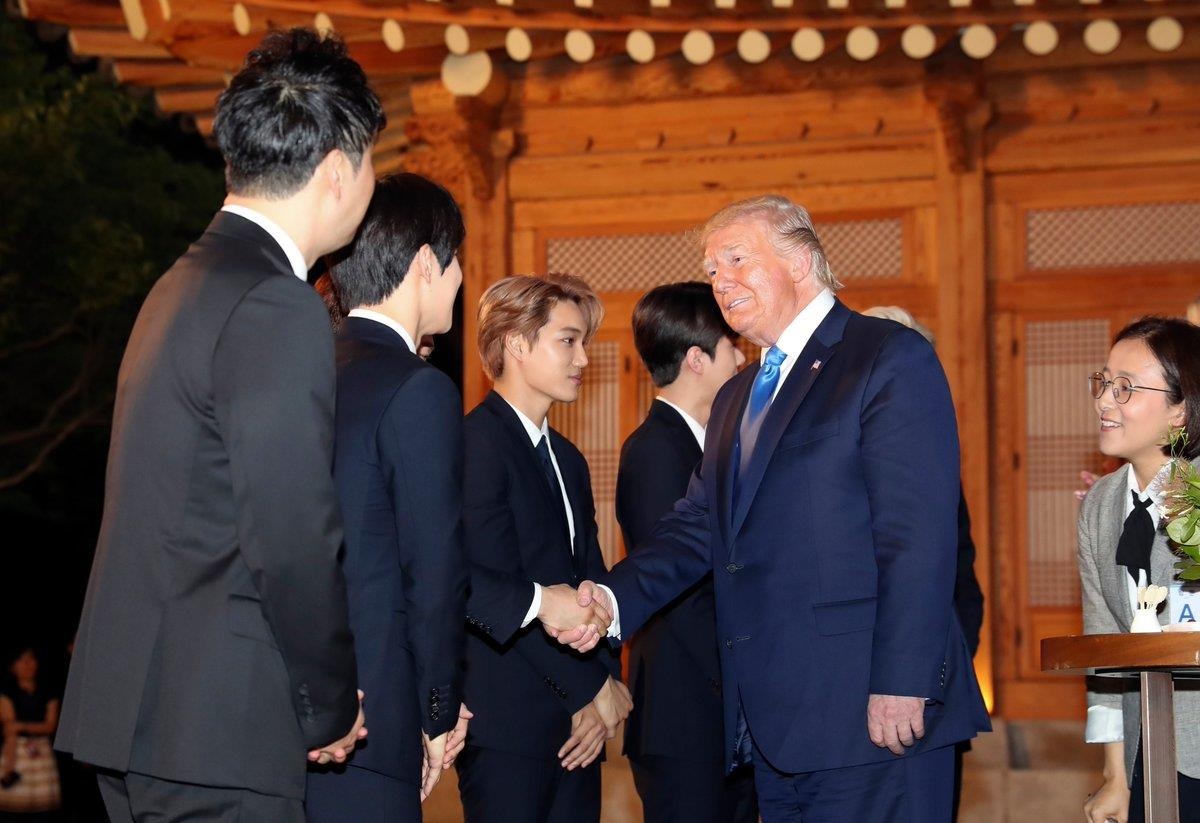 exo gap tong thong donald trump anh 2