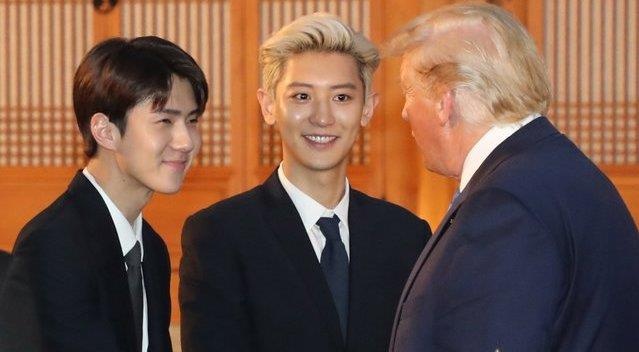 Tong thong My bat tay cac thanh vien nhom EXO o buoi tiec hinh anh