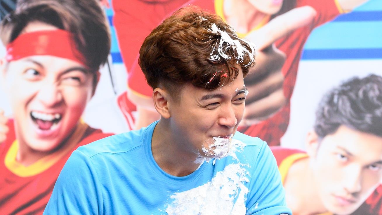 Ngo Kien Huy bi dan sao Running Man up banh kem vao mat hinh anh