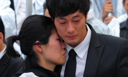 So Ji Sub vieng mo tai tu Park Yong Ha trong dem hinh anh