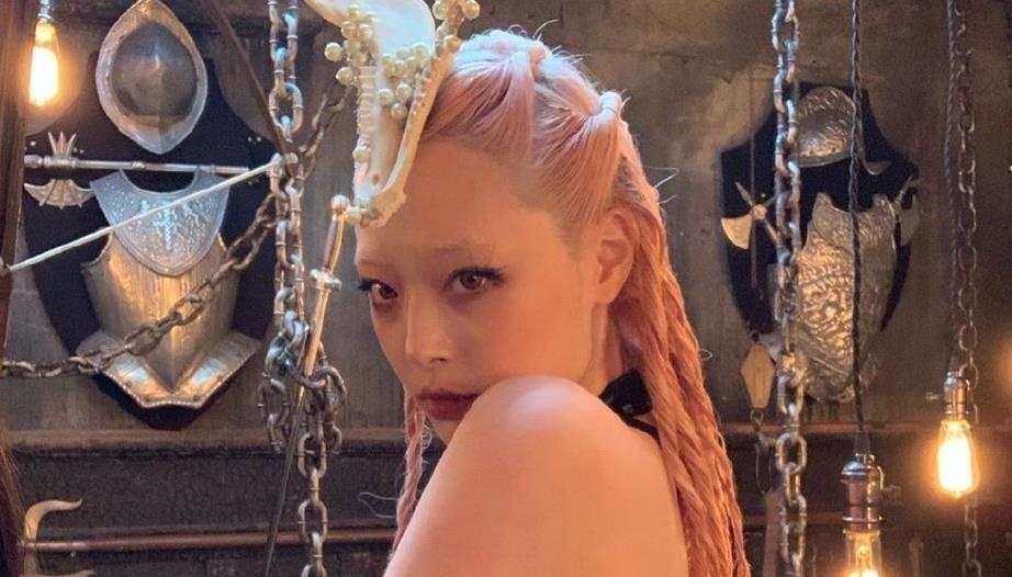 Sulli duoc khen xinh dep du trang diem nhot nhat va deo sung yeu tinh hinh anh