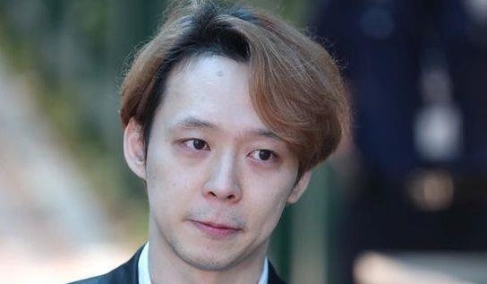 Park Yoo Chun bi chi trich vi song vui ve sau tai tieng hinh anh