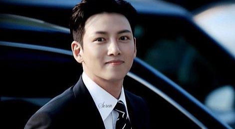 Ji Chang Wook dien trai, lay lai voc dang chuan sau khi tang 12 kg hinh anh