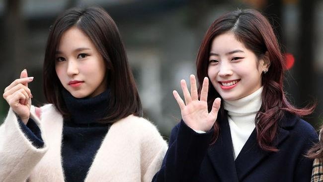 TWICE lien tuc nghi dien do chan thuong va kiet suc hinh anh