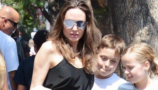 Angelina Jolie dan cap song sinh di choi hinh anh