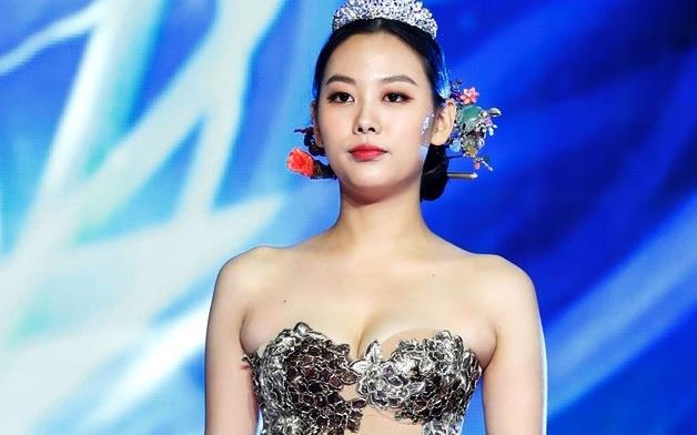 Thi sinh Hoa hau Han Quoc bi chi trich vi mac quoc phuc giong noi y hinh anh