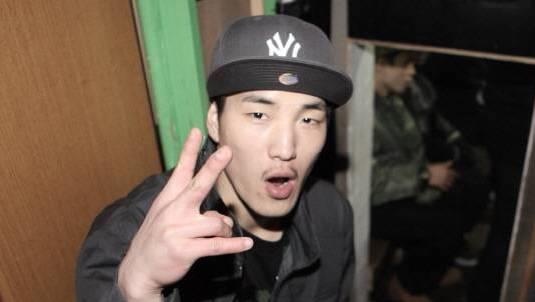 Rapper Han xin loi vi miet thi BTS 'trang diem giong con gai' hinh anh