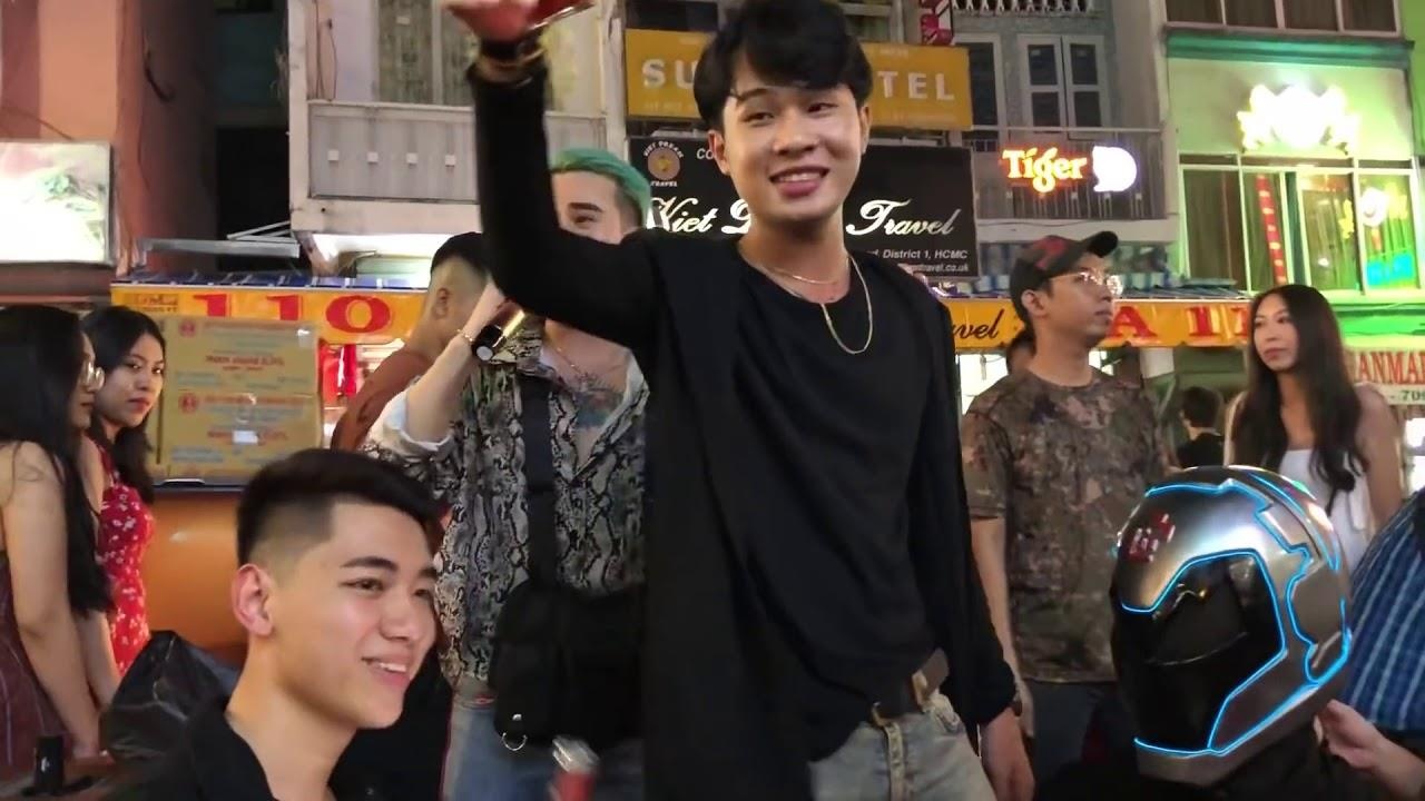 Clip hien tuong Jack hat live tren pho di bo Bui Vien gay sot tro lai hinh anh