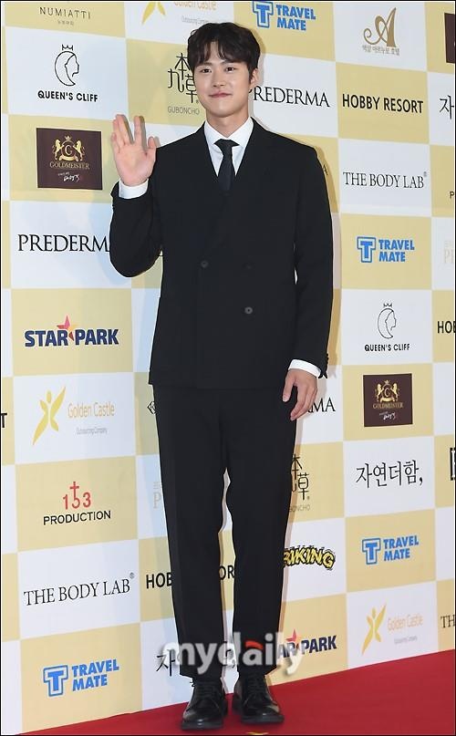 sao han khoe nguc tren tham do anh 9