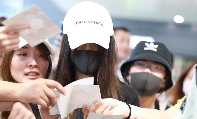 Angelababy bi nhan vien an ninh xo day tai san bay hinh anh