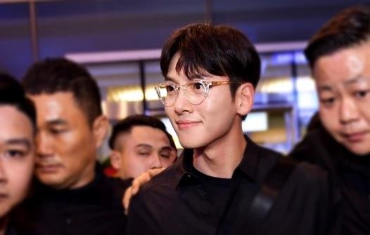 Ji Chang Wook cuoi vui ve, Super Junior ket giua vong vay cua fan Viet hinh anh