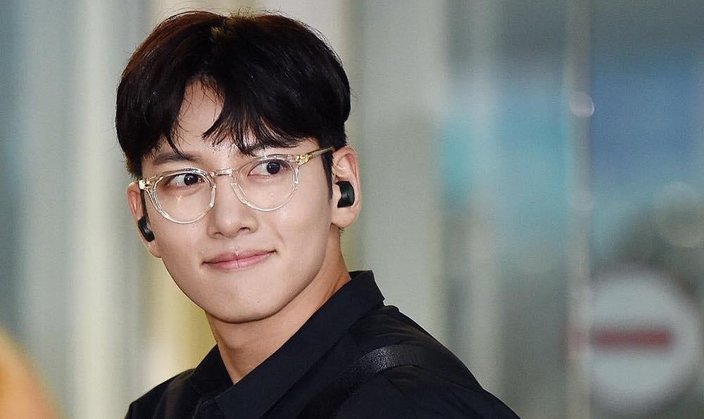 Ji Chang Wook de mat moc, khoe ve dien trai tren duong toi Viet Nam hinh anh