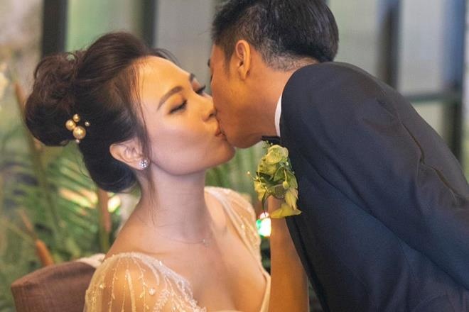 Dam Thu Trang thay 3 bo vay, hon Cuong Do La say dam tren san khau hinh anh