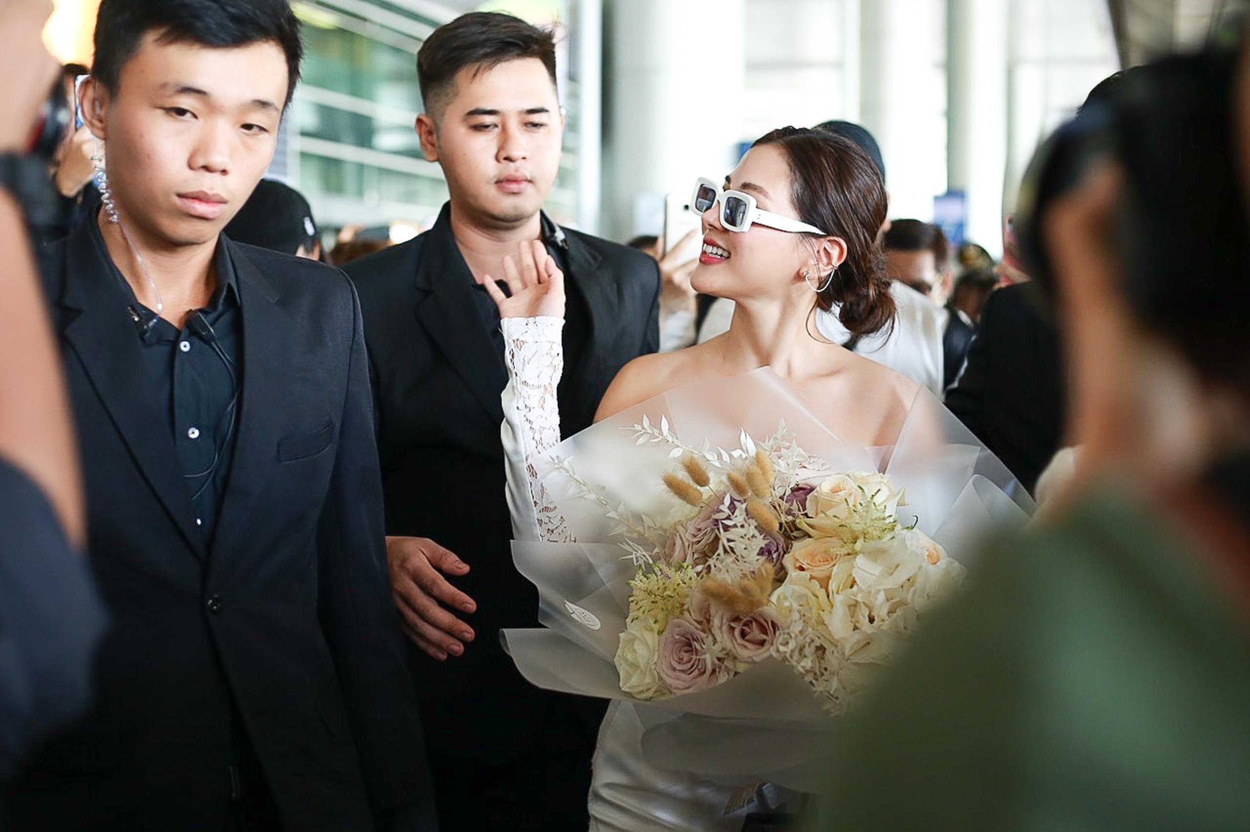 chiec la cuon bay nu chinh anh 4