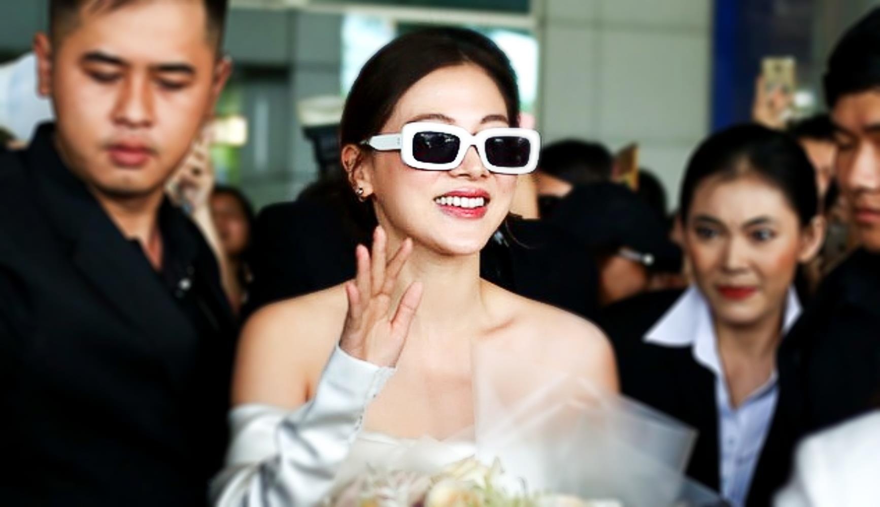 My nhan 'Chiec la cuon bay' dep noi bat khi den san bay Tan Son Nhat hinh anh