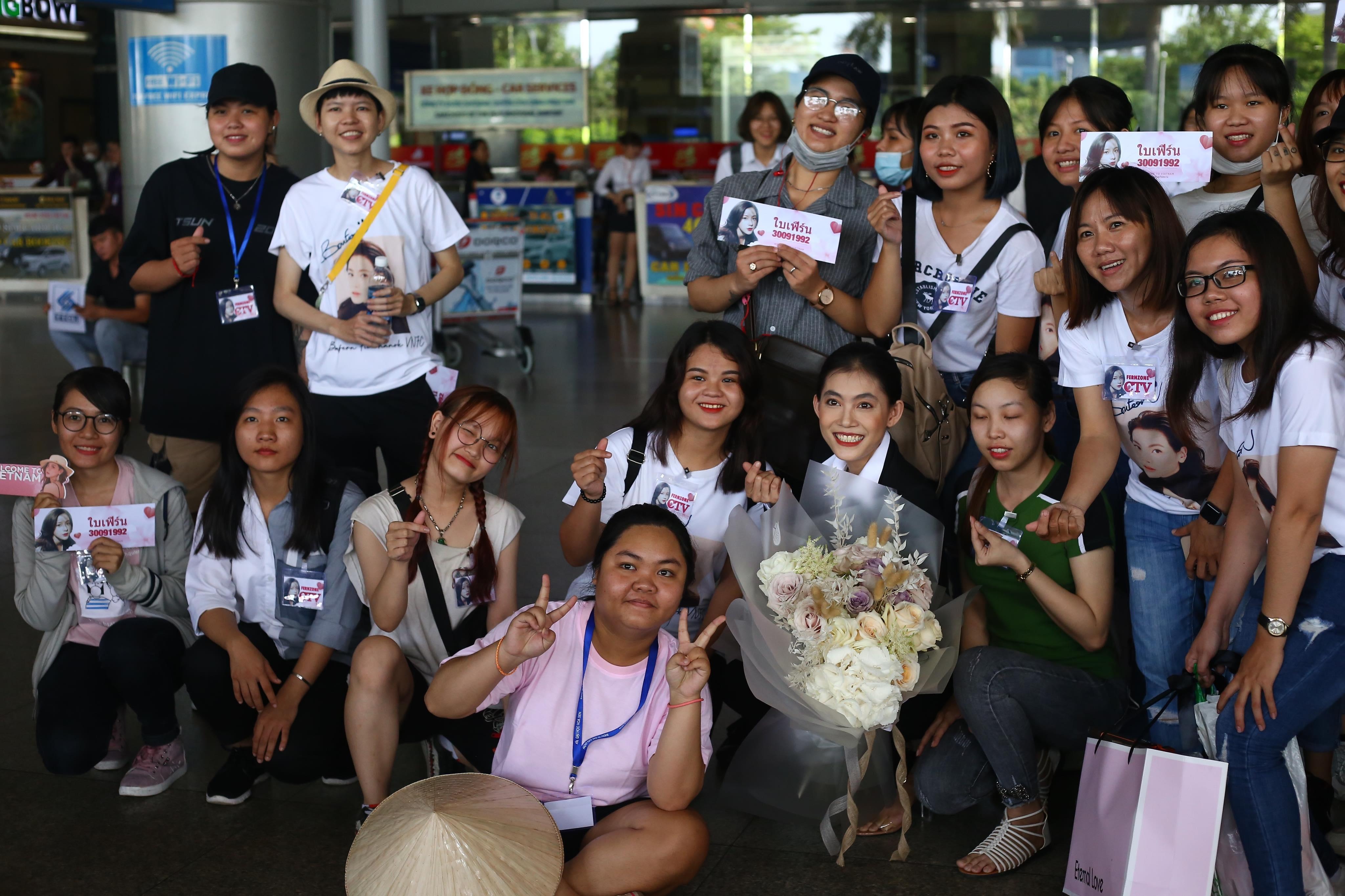 chiec la cuon bay nu chinh anh 1