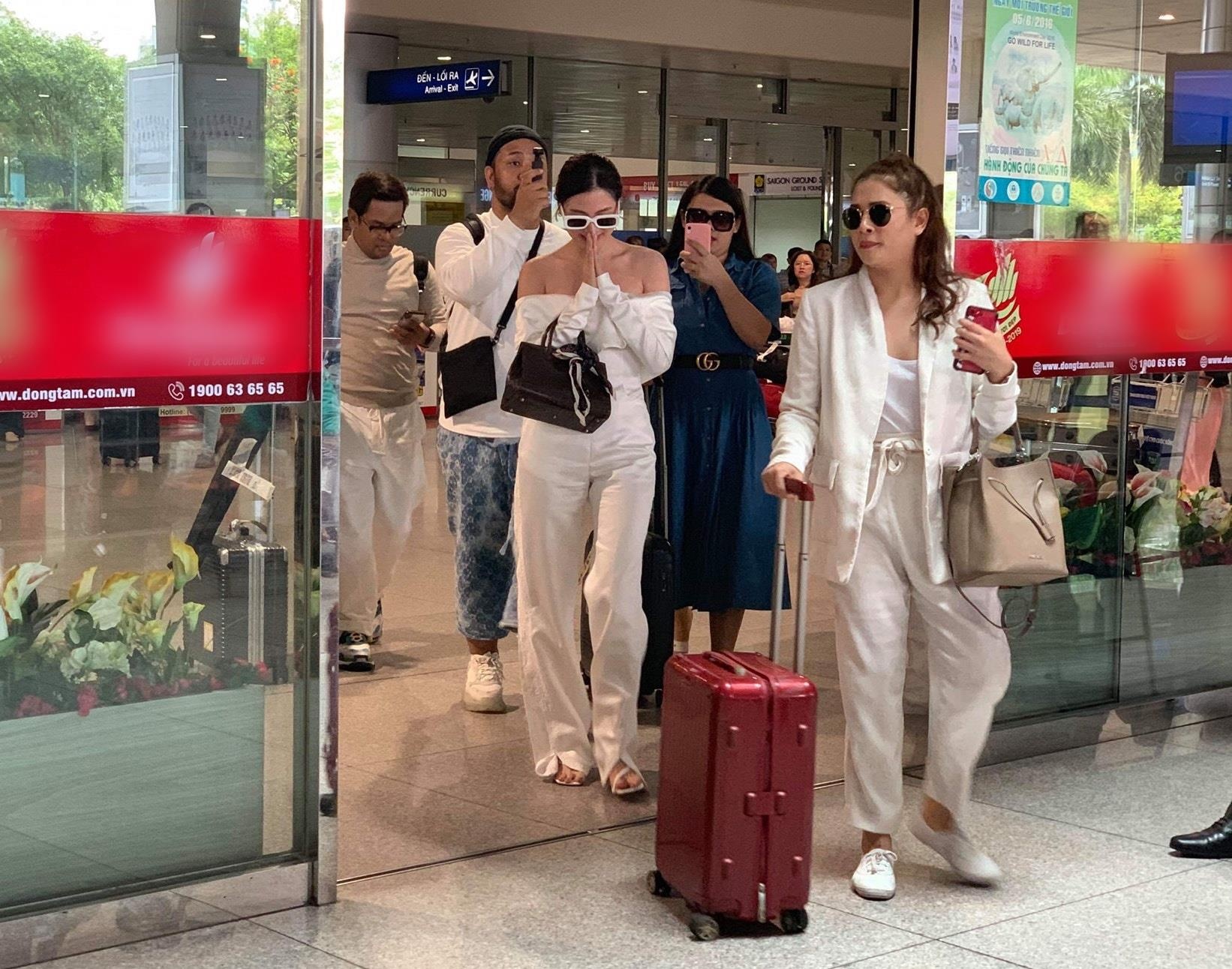 chiec la cuon bay nu chinh anh 2