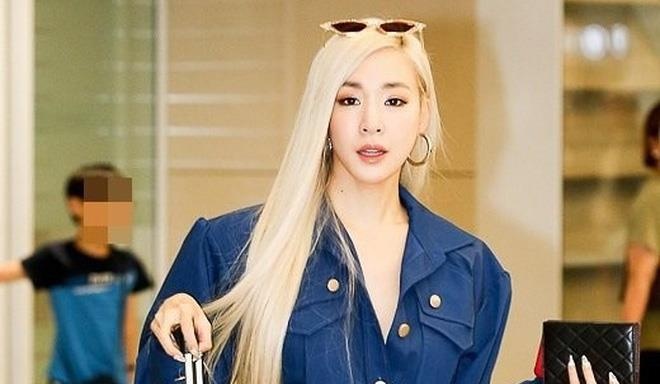 Tiffany (SNSD) dep lan at Black Pink, TWICE de mat moc o san bay hinh anh