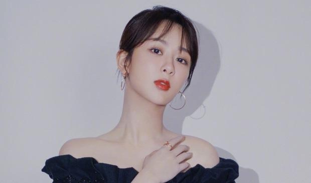 Duong Tu 'Ca muc ham mat' khoe vai tran quyen ru trong su kien hinh anh