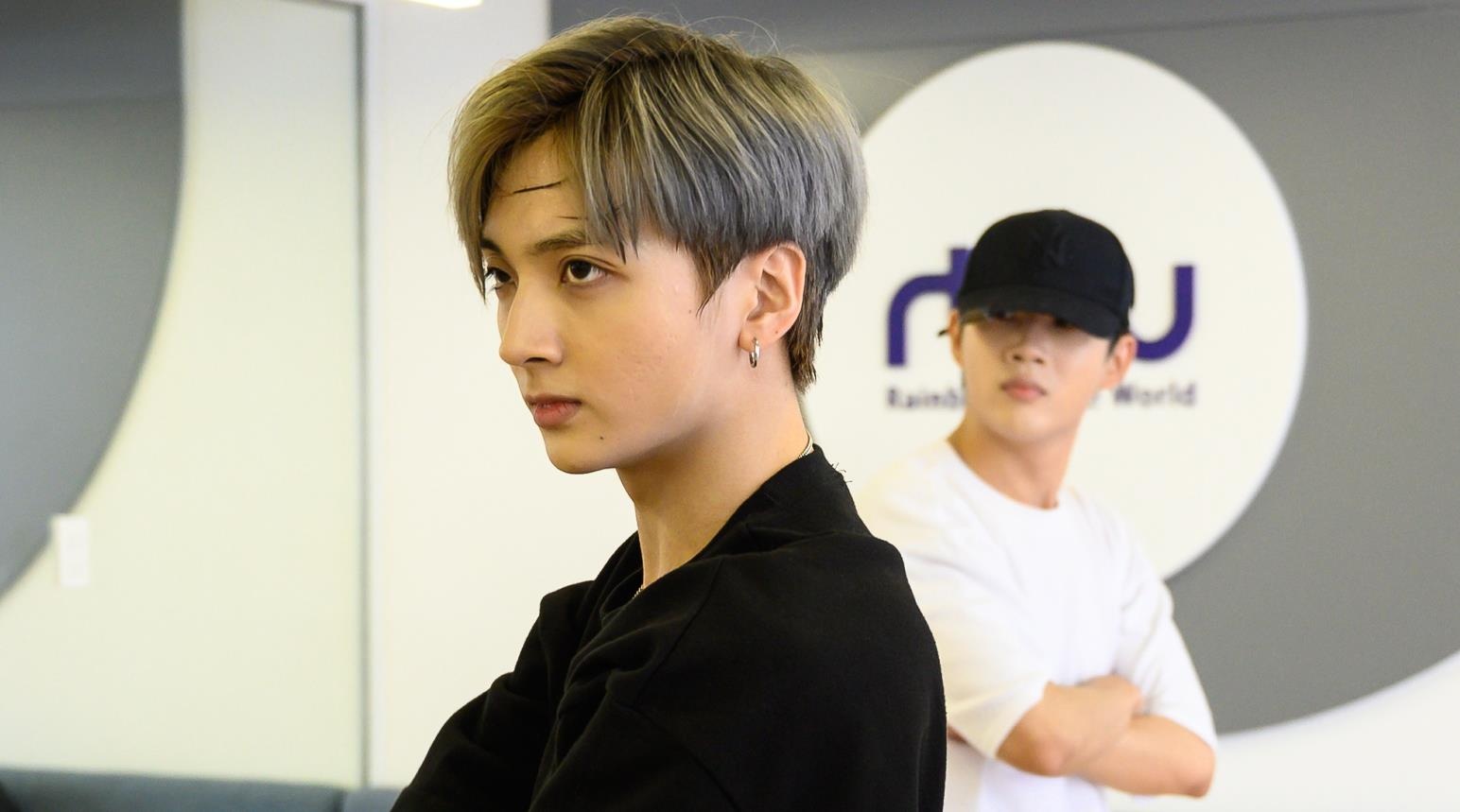 7 chang trai Viet luyen tap 16 gio moi ngay tai Han Quoc de lam ca si hinh anh