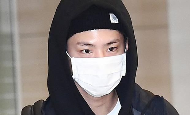 Nguoi tinh tin don cua Song Hye Kyo che mat, met moi o san bay hinh anh