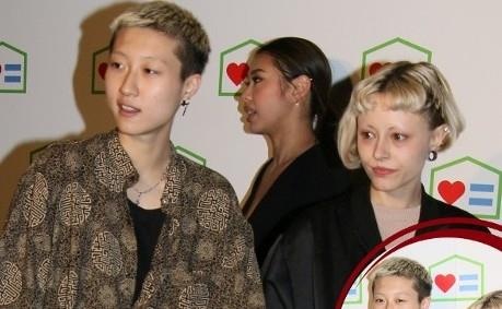 Con gai Thanh Long va ban doi dong tinh tay trong tay du su kien hinh anh