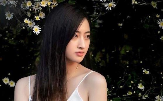 Hoa hau Luong Thuy Linh mo lai trang ca nhan sau 3 ngay dang quang hinh anh