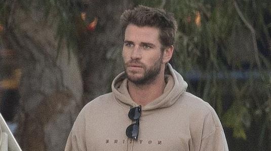 Liam Hemsworth lan dau lo dien sau khi chia tay Miley Cyrus hinh anh