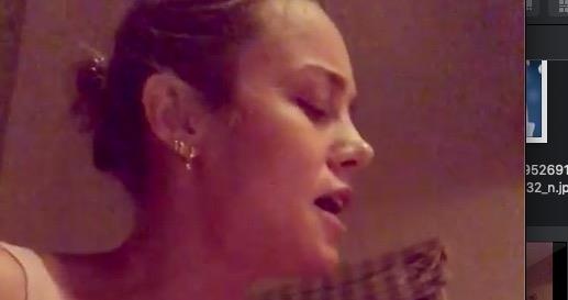 Brie Larson cover hit cua Ariana Grande hinh anh