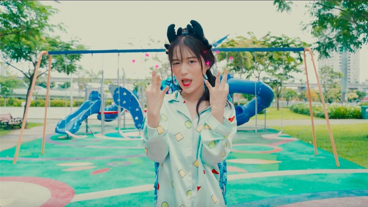 10X Han Sara mac do ngu, di dep to ong nhay o san choi hinh anh