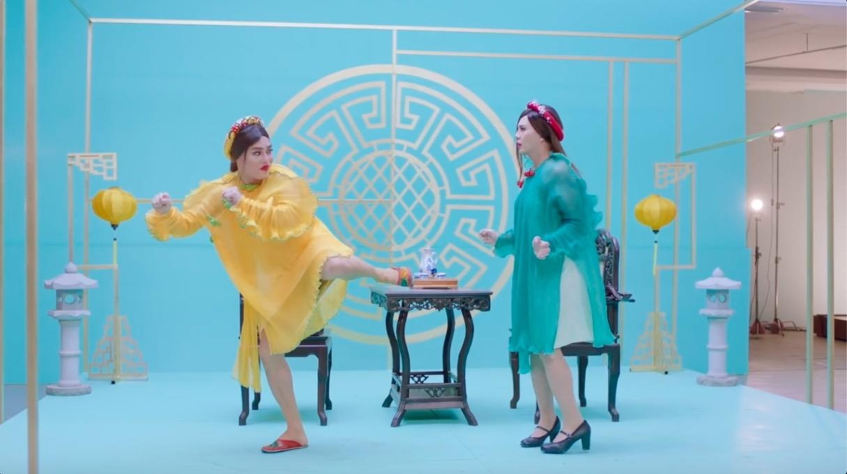 Nhung chi tiet giong phim hai Hong Kong trong MV cua Ho Ngoc Ha hinh anh