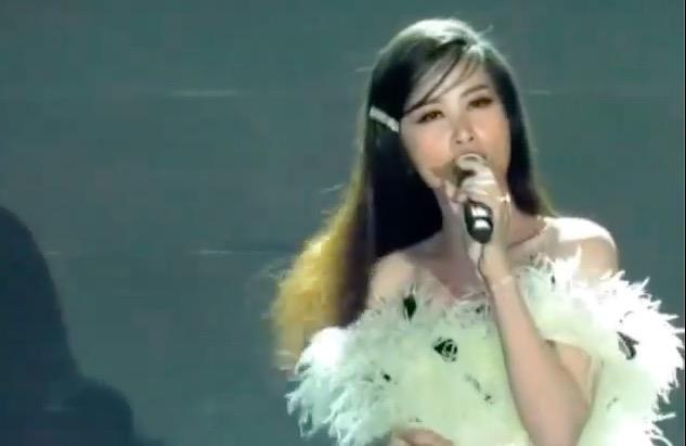 Dong Nhi che loi khi quen bai hat ruot hinh anh